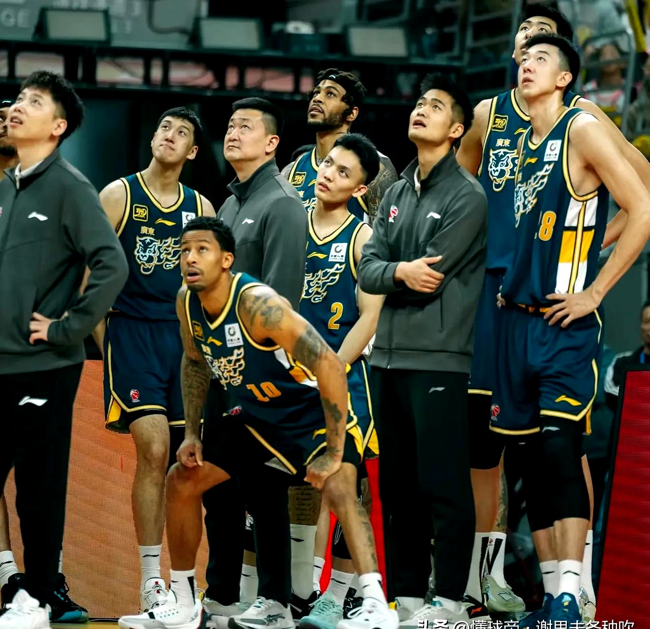 冲刺阶段体能课后,广东宏远外线爆发备战欧冠,底气十足,身体对抗强度拉满 冲刺阶段体能课后,广东宏远外线爆发备战欧冠,底气十足,身体对抗强度拉满