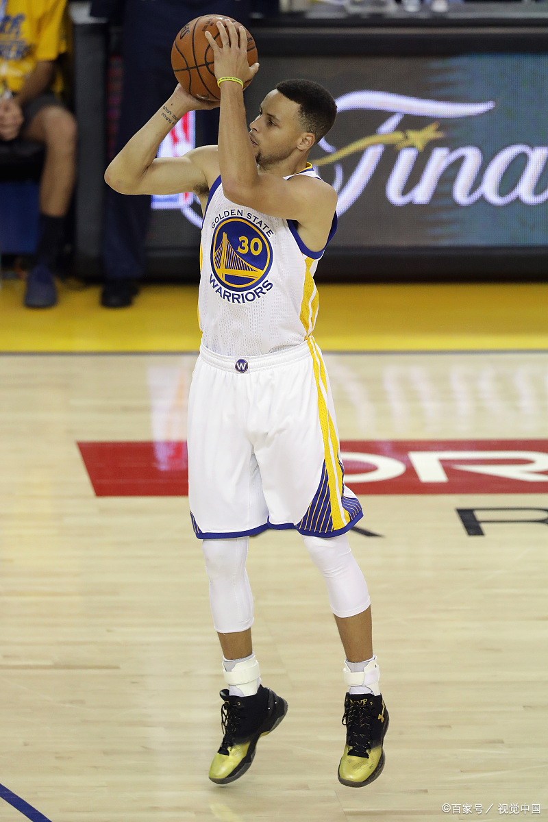 库里在老鹰比赛中势不可挡，高光表现引发热议！的简单介绍